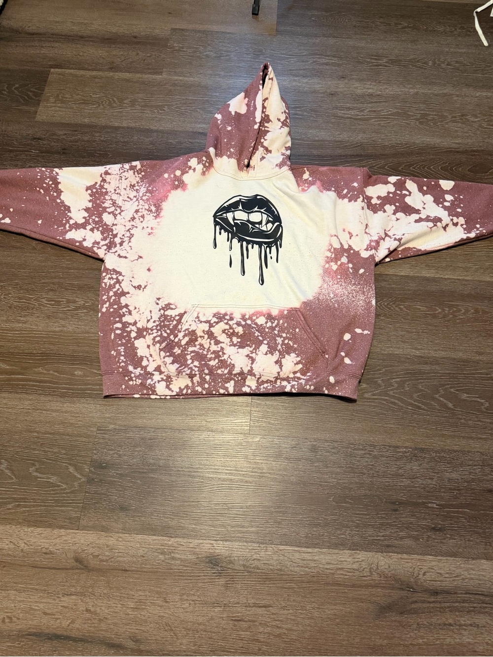 Source Unknown Pink and White Bleach-Effect Hoodie with Dripping Lip Graphic